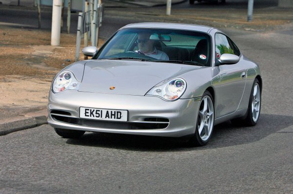 През 90-те години Porsche имаше финансови затруднения и отчаяно се нуждаеше от революционен модел, който да съживи компанията. Немците се събразиха с модата тогава и през 1997 година пуснаха това 911 (тип 966). Овалните (&bdquo;очи на буболечки&ldquo;) фарове, които бяха отличителен белег на предишните 911, отстъпиха място на нова форма, която се вписва по-плавно с предната броня.

Феновете обаче ги мразеха и скоро бяха променени. Освежените фарове спасиха репутацията на 966 и тази кола все още съчетава мощно присъствие с грация, особено в тази характерна сребърна боя. 